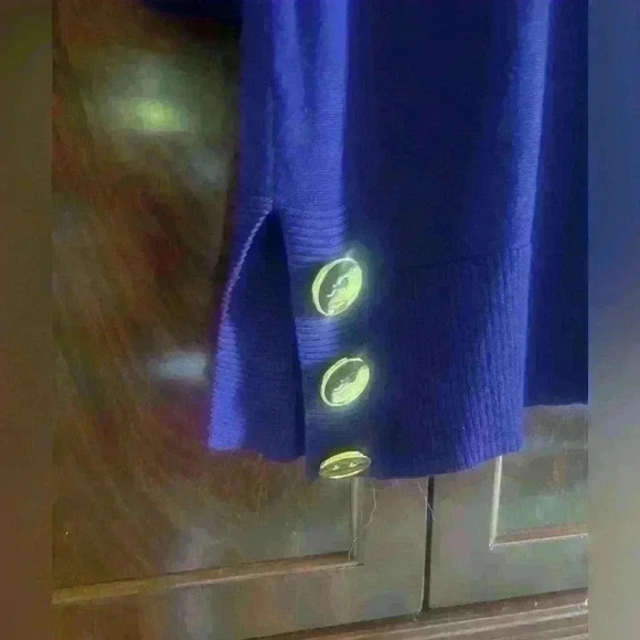 Cable and Gauge Purple ladies Sweater L Gold accent buttons. Good condition - Picture 6 of 6